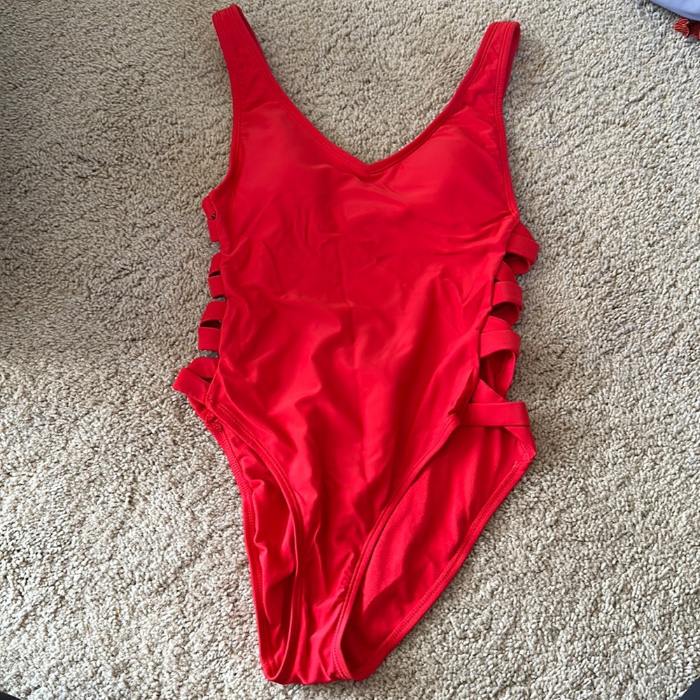 One Piece cut out side design swimsuit; removable pads; crisscross back; Size: S